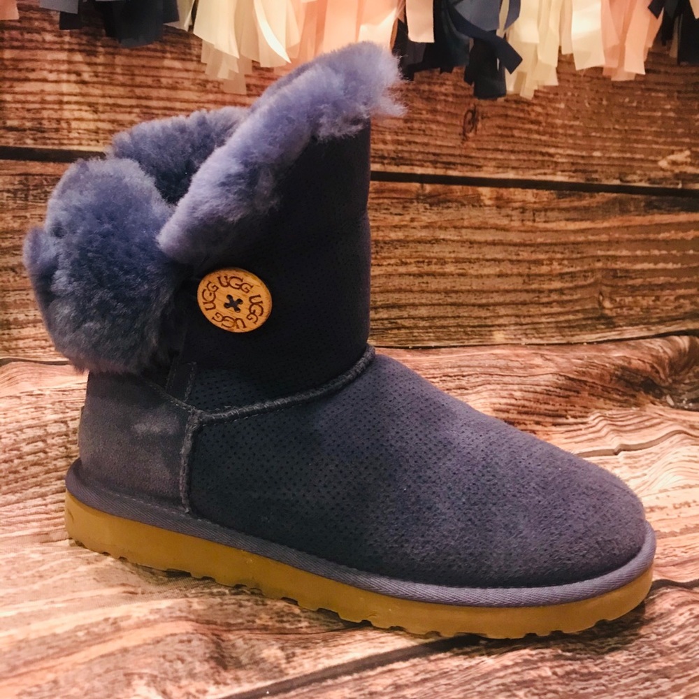 Ugg Eva Short bootie with wood button